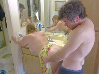 Neuken stiefmoeder terwijl ze cleans de badkamer: gratis seks 0a | xhamster