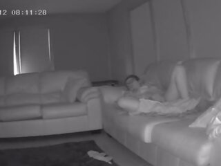 Zus in wet betrapt masturberen op mijn zitbank housesitting verborgen camera