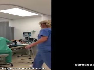 Милф медицинска сестра получава fired за представяне путка (nurse420 на camsoda)