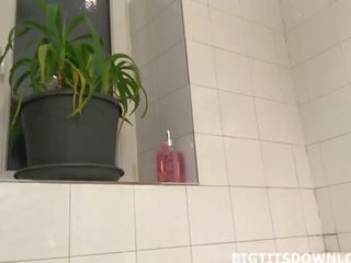 Gigantisk brösten tonårs tagande en outstanding dusch lever till den webkamera