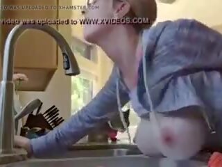 Besar payudara milf perasaan langkah putra batang di dapur: xxx film 34