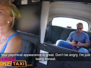 Vrouw namaak taxi wellustig slank blondine driver in zweterig taxi achterbank neuken