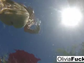 Olivia tem alguns verão diversão em o piscina