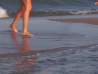 Грудаста матуся впорскує на в пляж