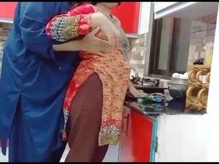 Pakistanez nevasta anal gaură inpulit în the bucatarie în timp ce ea este lucru cu clar audio
