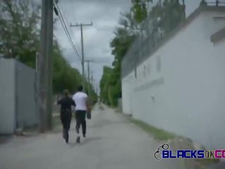 السود في cops في الهواء الطلق جمهور بالغ فيديو مع مفلس أبيض ripened فاتنة