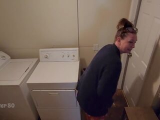 Une solitaire trentenaire séduit une jeune homme qui rents son sous-sol apartment la landlady second partie