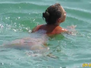 Великий титьки недосвідчена пляж матусі - з оголеними грудьми вуайеріст пляж кліп