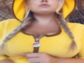 Lactante loira tranças tranças pikachu é uma merda & spits leite em enorme mamas ressalto em dildo snapchat adulto filme espectáculos