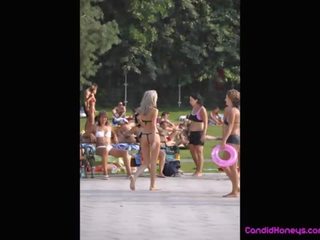Pantai orang yang menikmati melihat seks fantastis bikini gadis telanjang dada jahat weasel