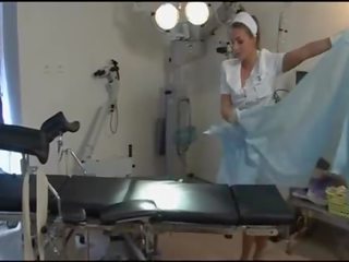Druzgocący pielęgniarka w opalenizna pończochy i obcasy w szpital - dorcel