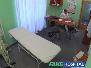 Fakehospital bác sĩ say mê cô gái tóc vàng ovulating vợ đến trong của anh ấy văn phòng demanding của anh ấy em bé batter