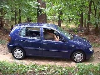 Italiana dama joder al aire libre en la coche