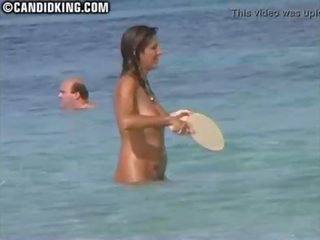Oppriktige milf mamma naken på den naken strand med henne sønn!